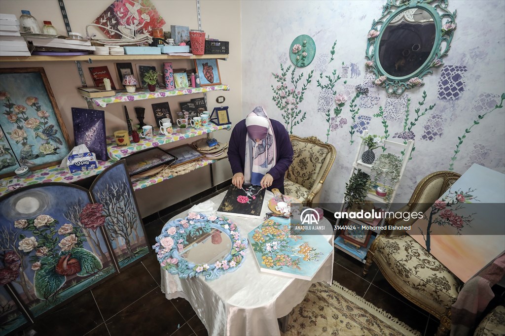 Mısırlı sanatçı İmtisal Semir, gül yapraklarını kullanarak üç boyutlu tablolar yapıyor