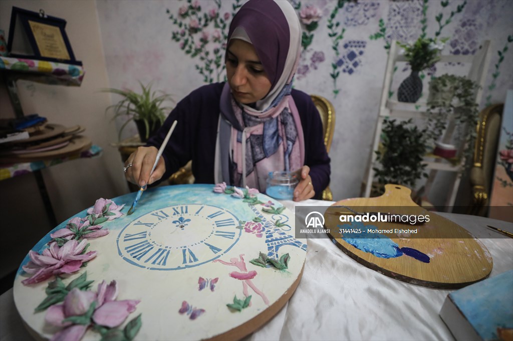 Mısırlı sanatçı İmtisal Semir, gül yapraklarını kullanarak üç boyutlu tablolar yapıyor