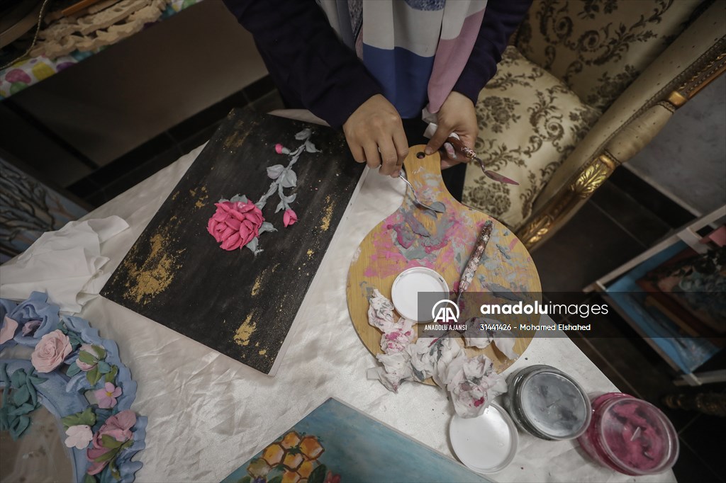 Mısırlı sanatçı İmtisal Semir, gül yapraklarını kullanarak üç boyutlu tablolar yapıyor