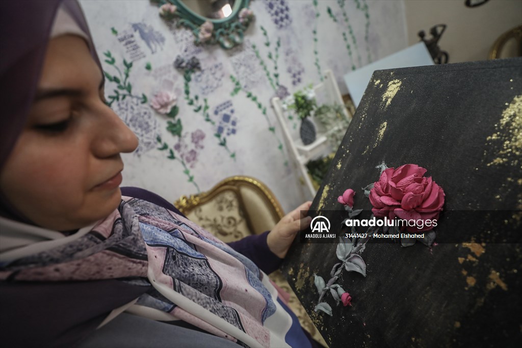 Mısırlı sanatçı İmtisal Semir, gül yapraklarını kullanarak üç boyutlu tablolar yapıyor