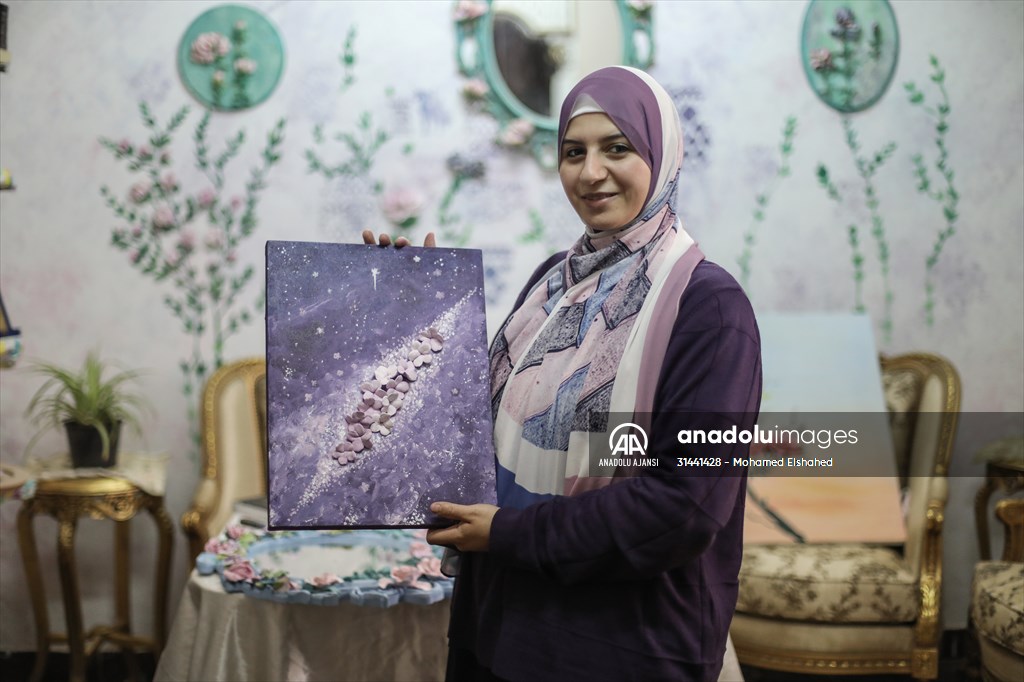 Mısırlı sanatçı İmtisal Semir, gül yapraklarını kullanarak üç boyutlu tablolar yapıyor