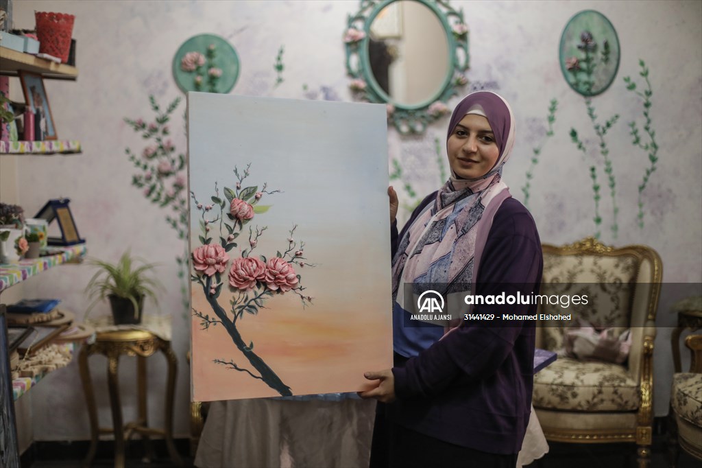 Mısırlı sanatçı İmtisal Semir, gül yapraklarını kullanarak üç boyutlu tablolar yapıyor