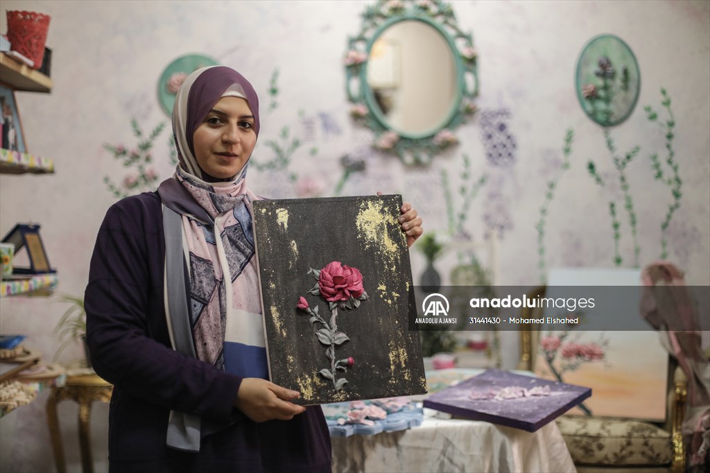 Mısırlı sanatçı İmtisal Semir, gül yapraklarını kullanarak üç boyutlu tablolar yapıyor