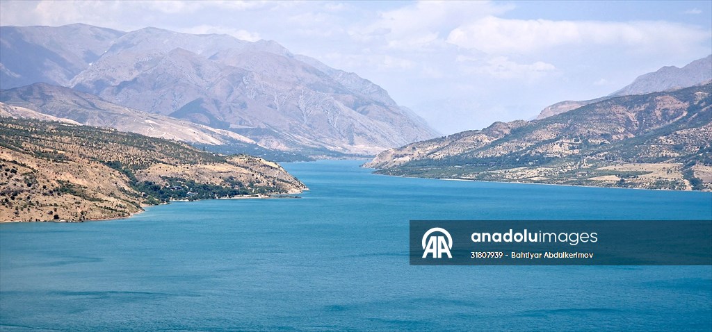 Özbekistan’da Çarvak Barajı, sıcaklardan bunalanların tercih ettiği yerlerin başında geliyor