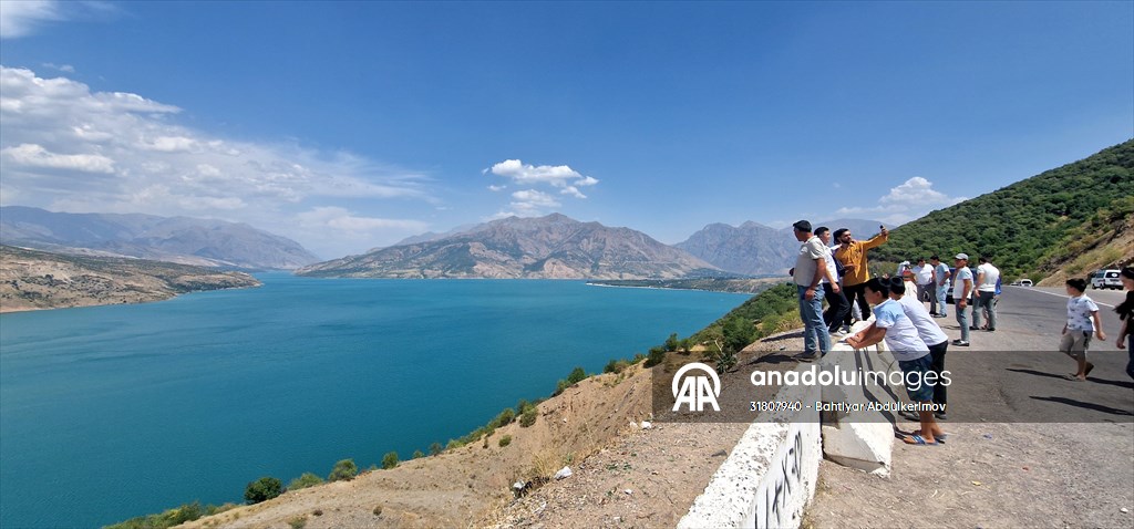 Özbekistan’da Çarvak Barajı, sıcaklardan bunalanların tercih ettiği yerlerin başında geliyor
