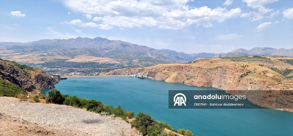 Özbekistan’da Çarvak Barajı, sıcaklardan bunalanların tercih ettiği yerlerin başında geliyor