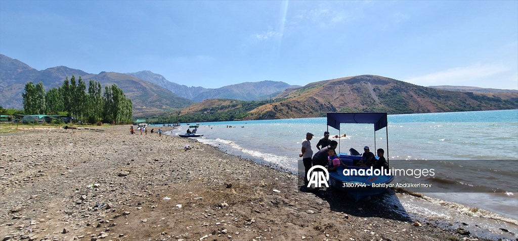 Özbekistan’da Çarvak Barajı, sıcaklardan bunalanların tercih ettiği yerlerin başında geliyor