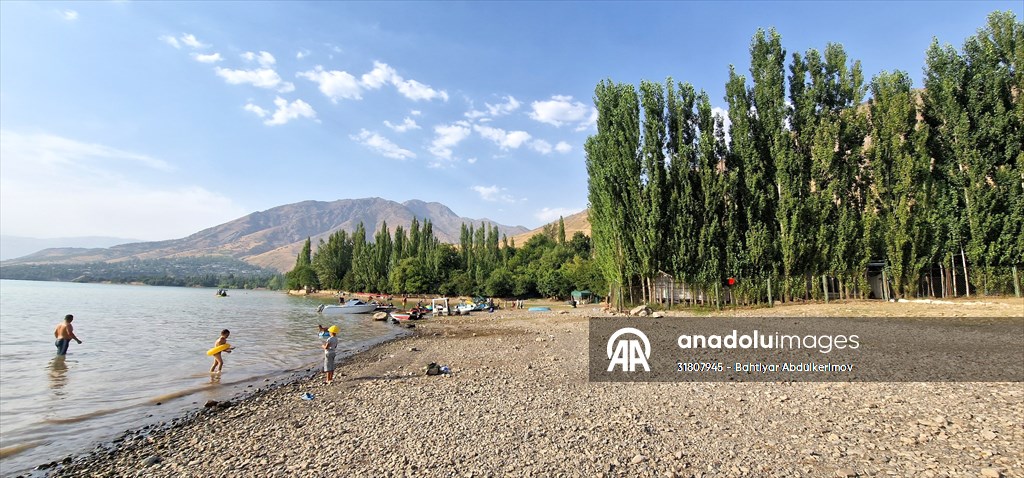Özbekistan’da Çarvak Barajı, sıcaklardan bunalanların tercih ettiği yerlerin başında geliyor