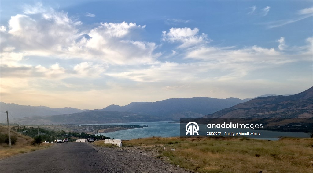 Özbekistan’da Çarvak Barajı, sıcaklardan bunalanların tercih ettiği yerlerin başında geliyor