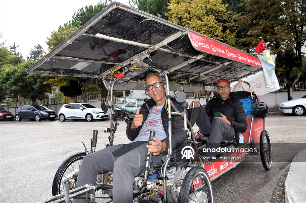 Güneş panelli bisikletle Fas'tan Dubai'ye BM İklim Değişikliği Konferansı için pedal çeviriyorlar