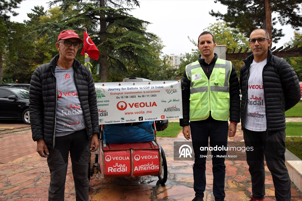 Güneş panelli bisikletle Fas'tan Dubai'ye BM İklim Değişikliği Konferansı için pedal çeviriyorlar