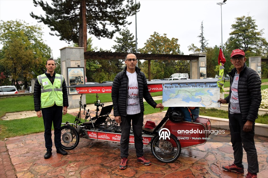 Güneş panelli bisikletle Fas'tan Dubai'ye BM İklim Değişikliği Konferansı için pedal çeviriyorlar