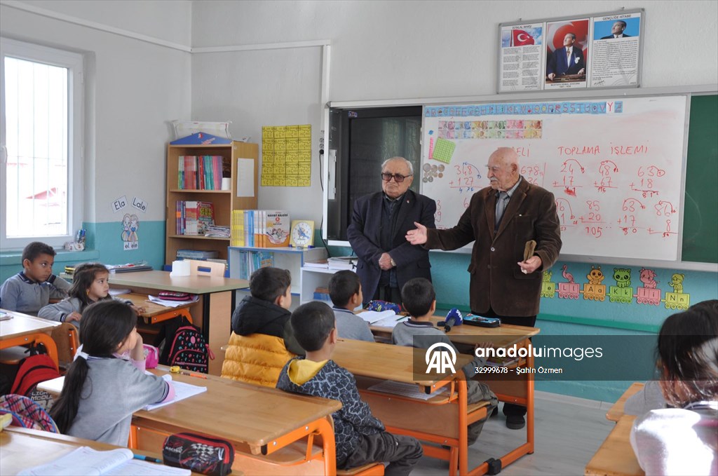 Köy enstitüsü mezunu emekli öğretmenlere duygulandıran davet