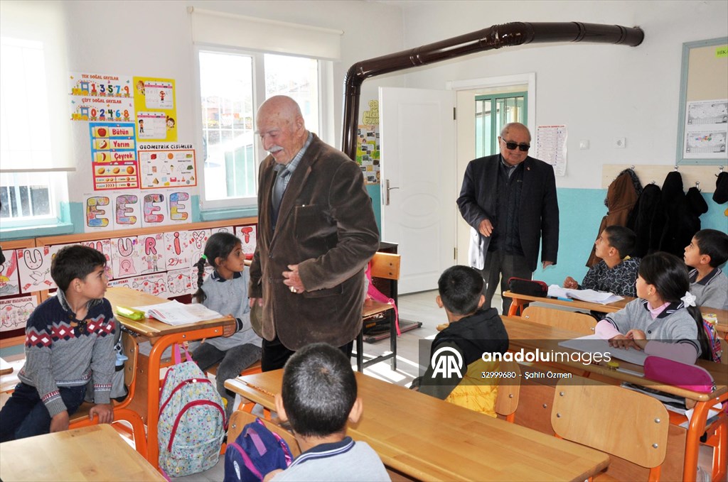 Köy enstitüsü mezunu emekli öğretmenlere duygulandıran davet