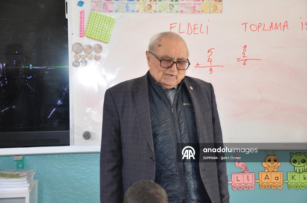 Köy enstitüsü mezunu emekli öğretmenlere duygulandıran davet