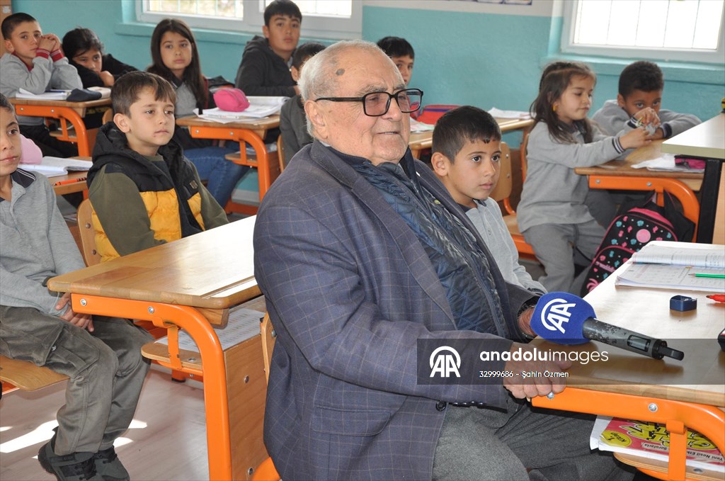 Köy enstitüsü mezunu emekli öğretmenlere duygulandıran davet