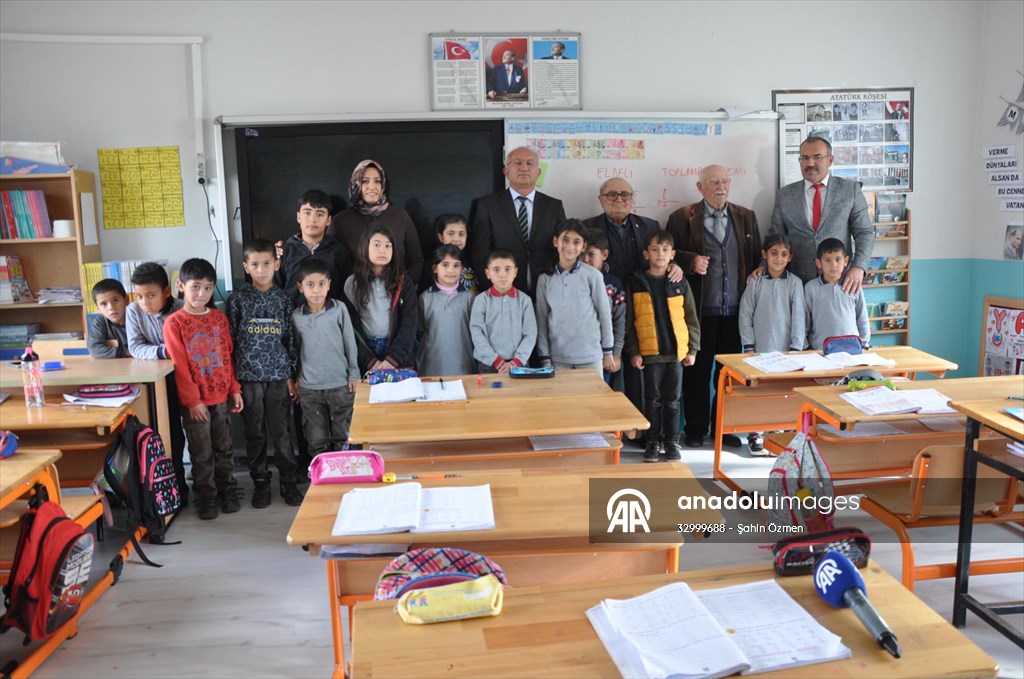 Köy enstitüsü mezunu emekli öğretmenlere duygulandıran davet