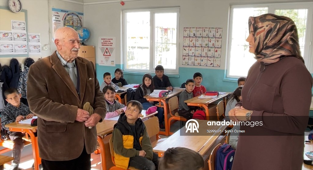 Köy enstitüsü mezunu emekli öğretmenlere duygulandıran davet