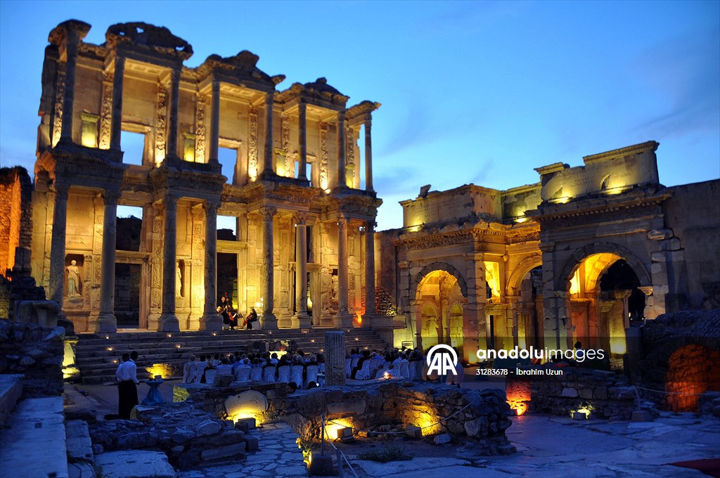 Efes Antik Kenti'nde yer alan Celsus Kütüphanesi'nde gece konserleri verildi