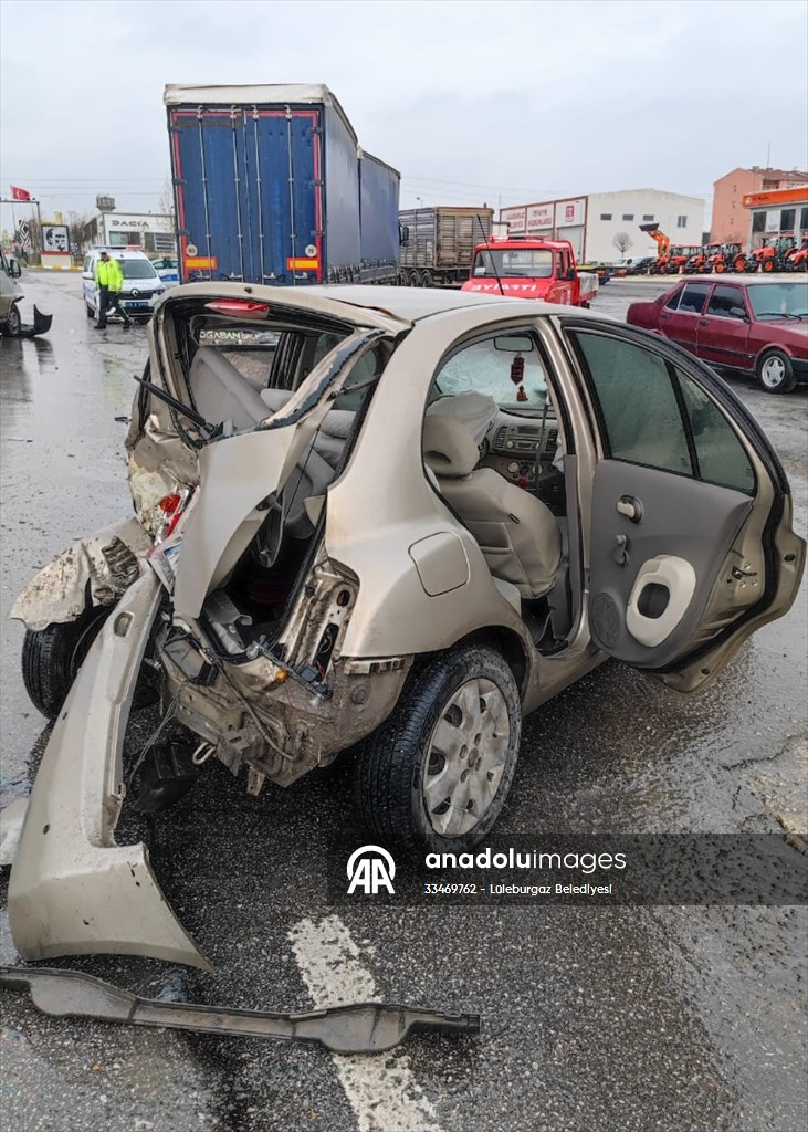 Kırklareli'nde 3 aracın karıştığı trafik kazasında 2 kişi yaralandı