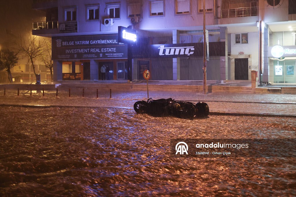 Antalya'da şiddetli yağış yaşamı olumsuz etkiledi