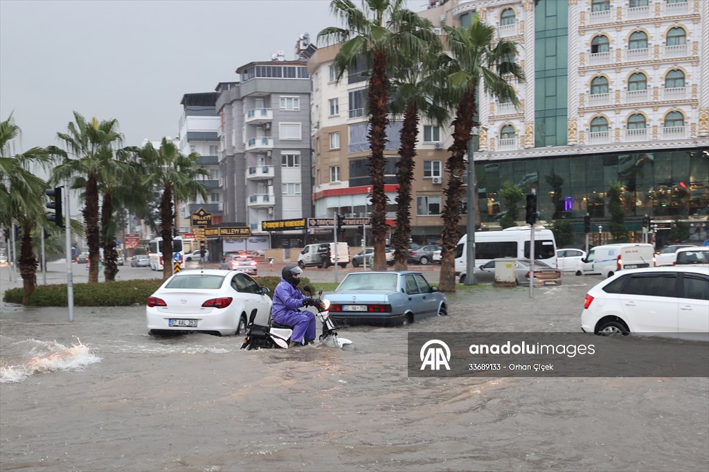 Antalya'da şiddetli yağış yaşamı olumsuz etkiledi