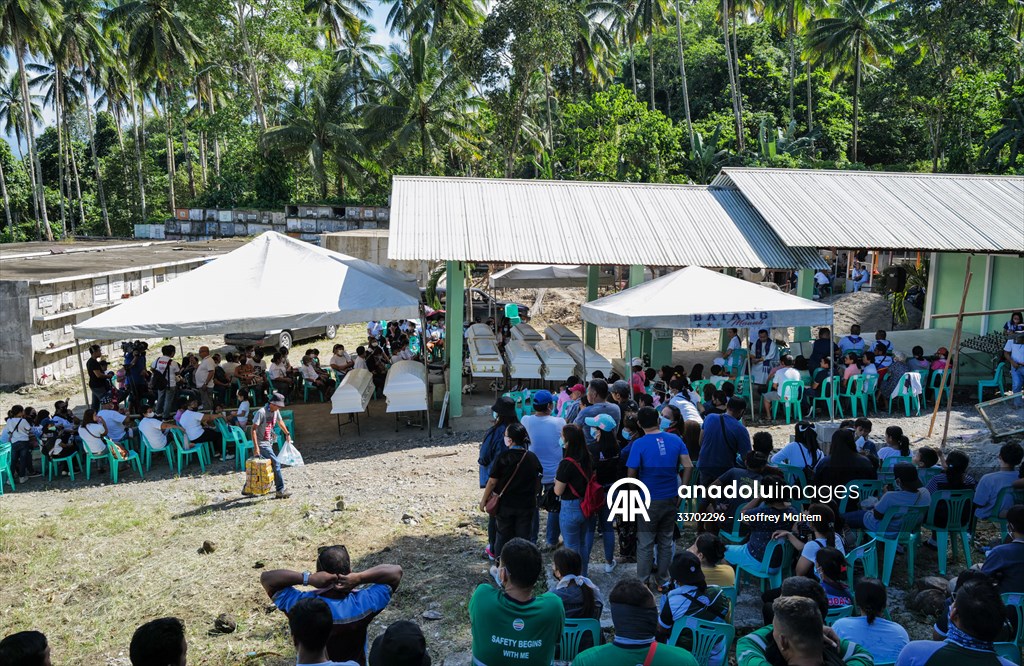 Mass burial ceremony for landslide victims in Philippines
