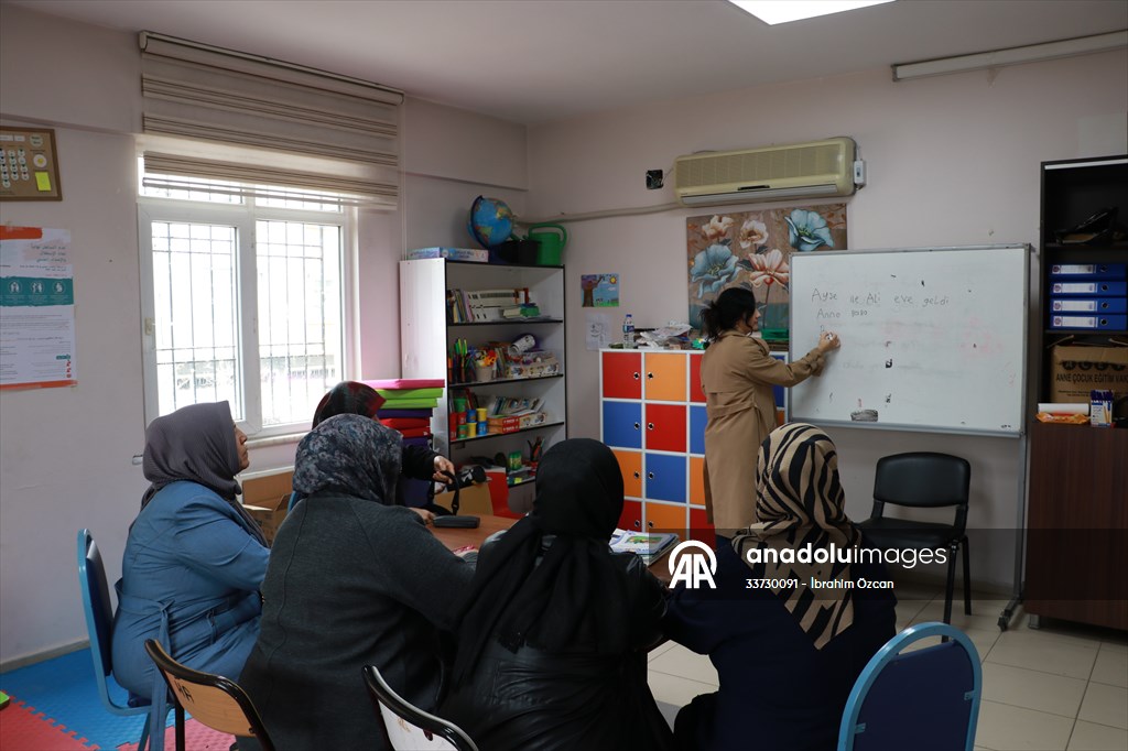 Hayallerinin peşinden giderek ilerleyen yaşlarına rağmen okuma yazma öğrendiler