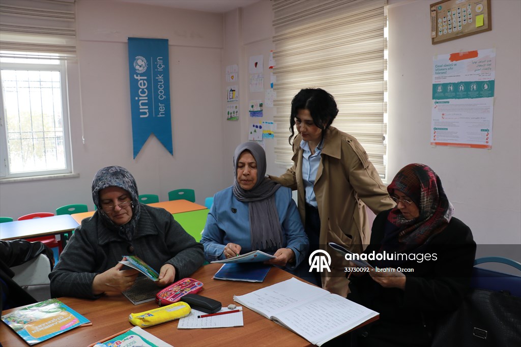 Hayallerinin peşinden giderek ilerleyen yaşlarına rağmen okuma yazma öğrendiler