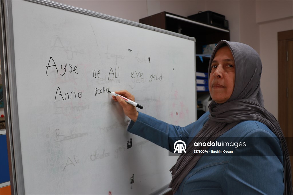 Hayallerinin peşinden giderek ilerleyen yaşlarına rağmen okuma yazma öğrendiler