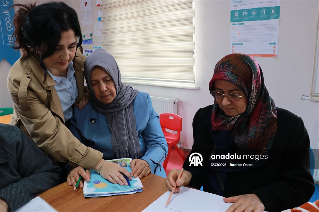 Hayallerinin peşinden giderek ilerleyen yaşlarına rağmen okuma yazma öğrendiler