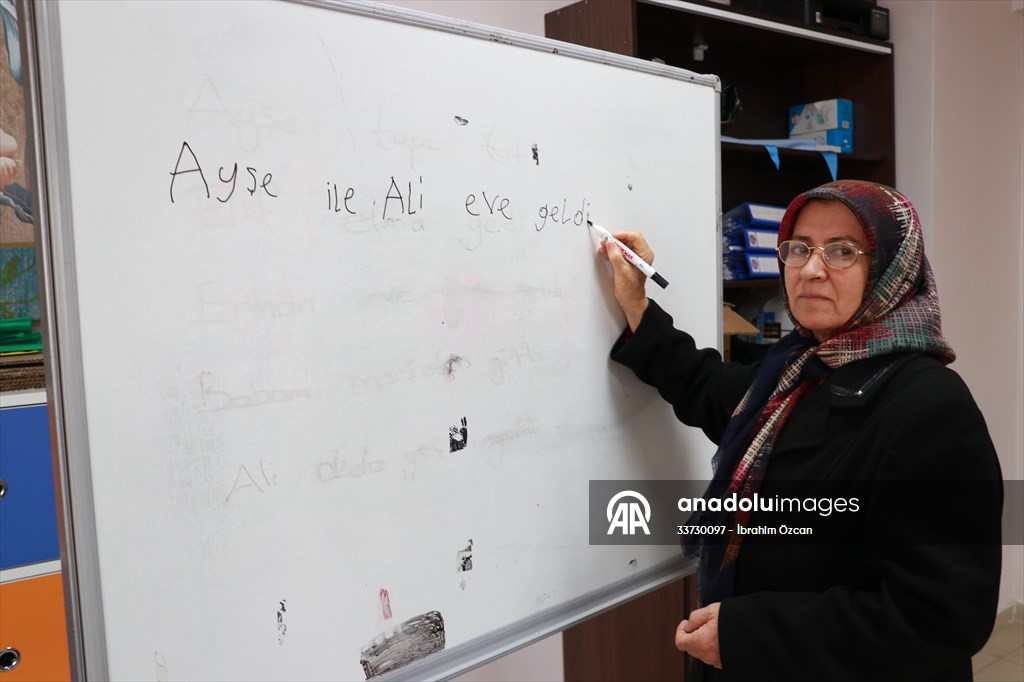 Hayallerinin peşinden giderek ilerleyen yaşlarına rağmen okuma yazma öğrendiler