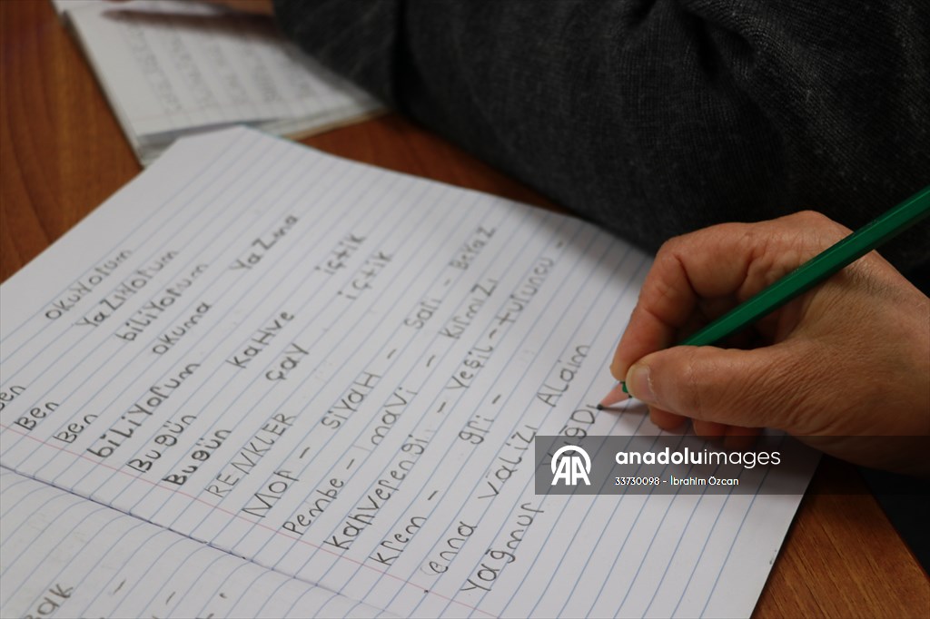 Hayallerinin peşinden giderek ilerleyen yaşlarına rağmen okuma yazma öğrendiler