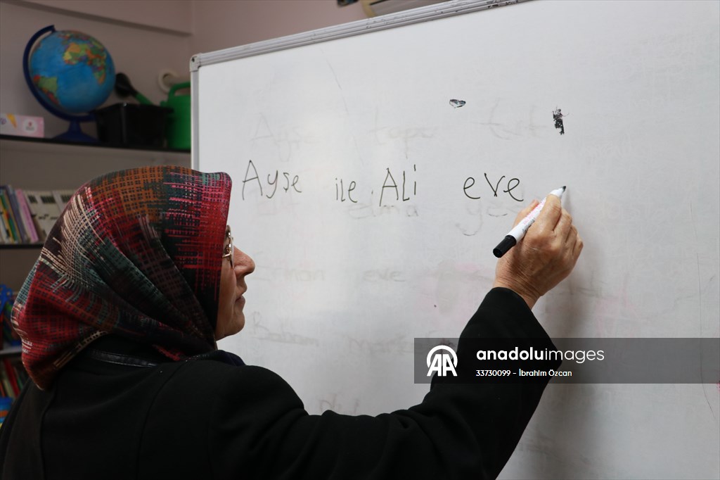 Hayallerinin peşinden giderek ilerleyen yaşlarına rağmen okuma yazma öğrendiler