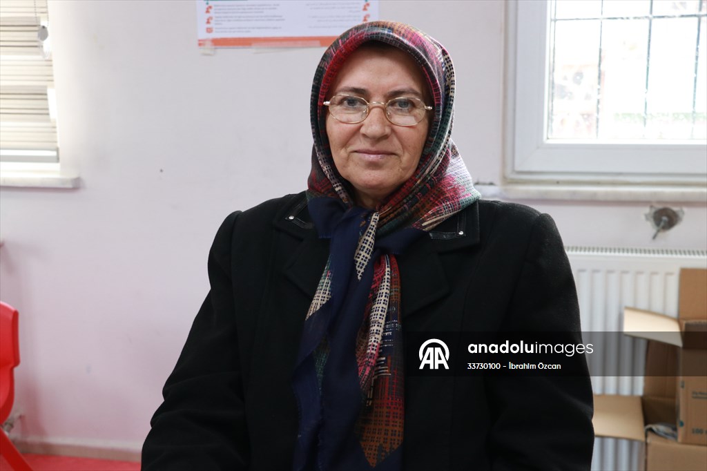 Hayallerinin peşinden giderek ilerleyen yaşlarına rağmen okuma yazma öğrendiler