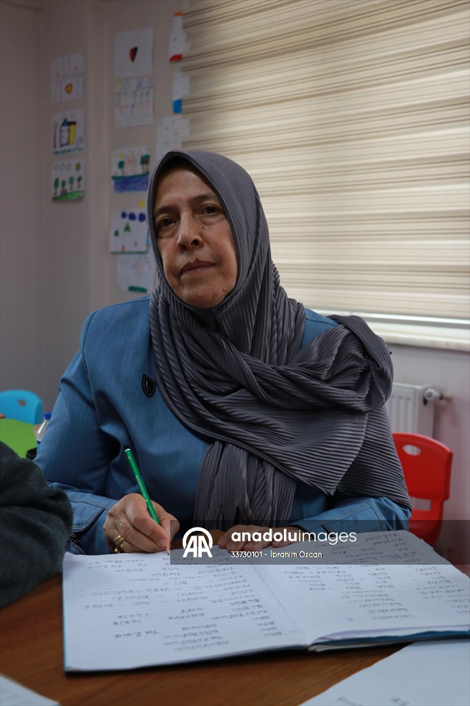 Hayallerinin peşinden giderek ilerleyen yaşlarına rağmen okuma yazma öğrendiler