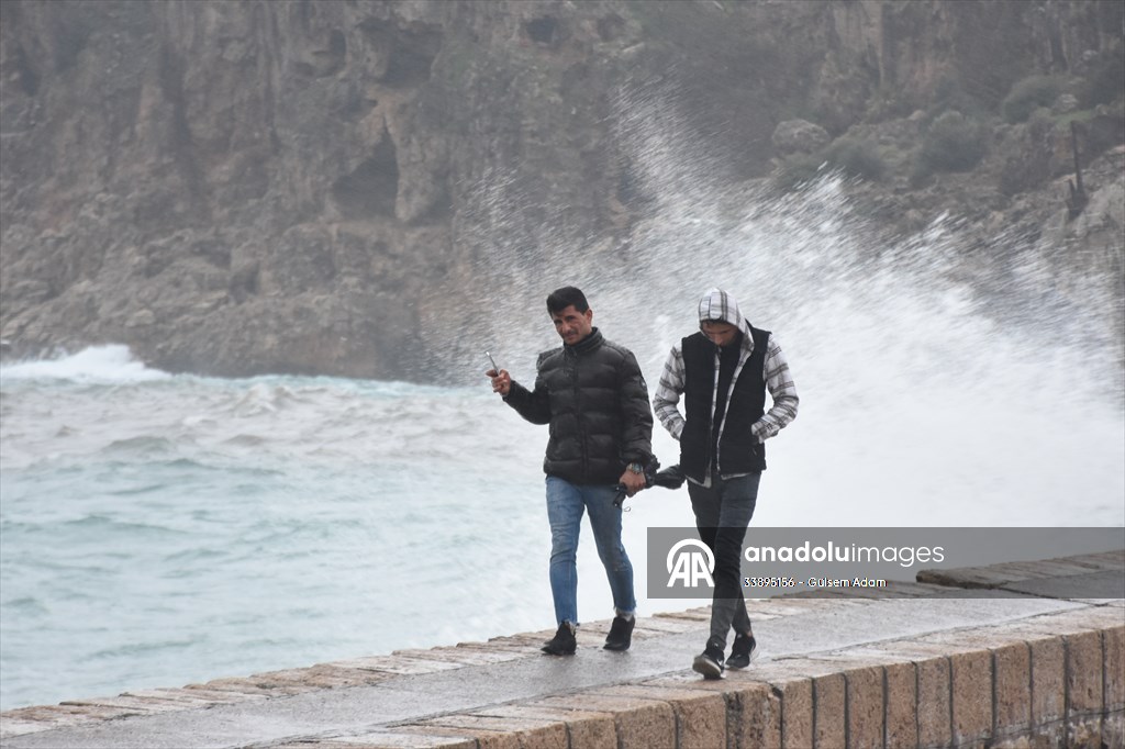 Antalya'da sağanak ve fırtına etkili oluyor