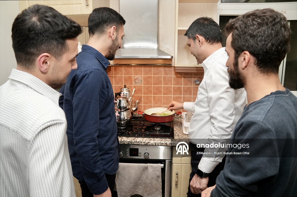 İBB Başkan adayı Kurum, gençlerle sahur yaptı