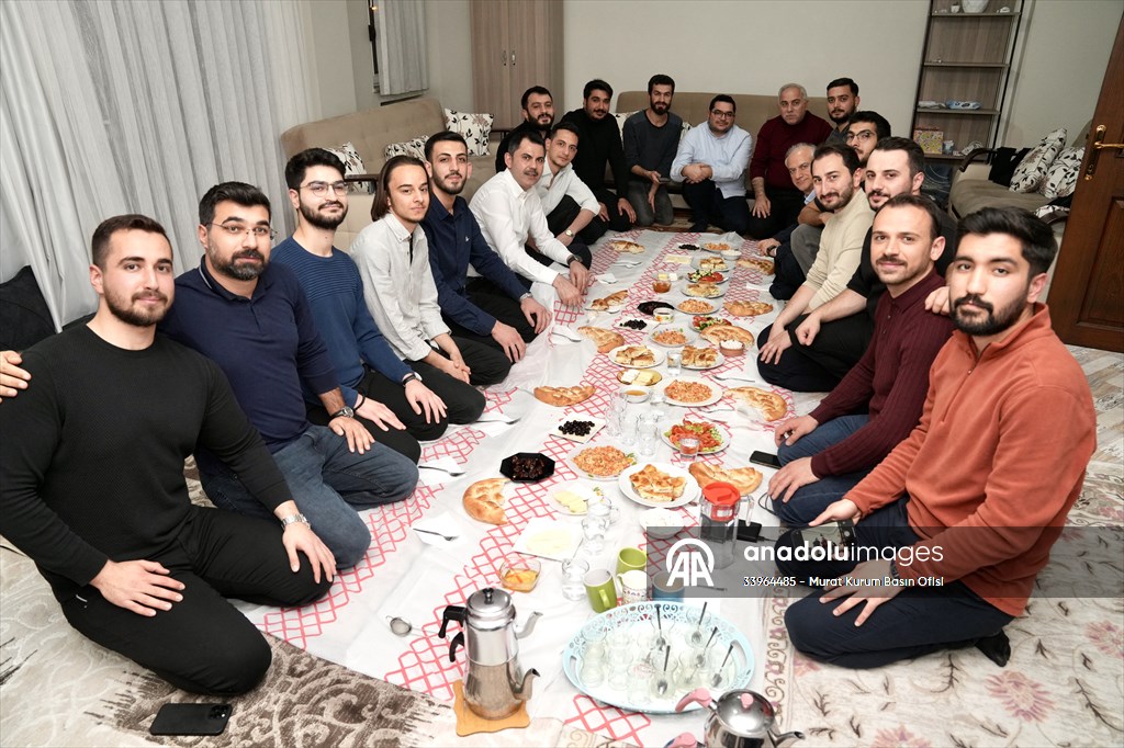 İBB Başkan adayı Kurum, gençlerle sahur yaptı