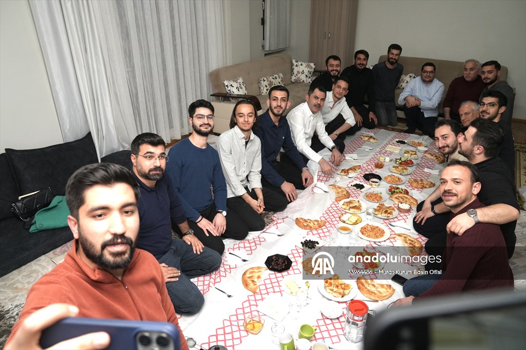 İBB Başkan adayı Kurum, gençlerle sahur yaptı