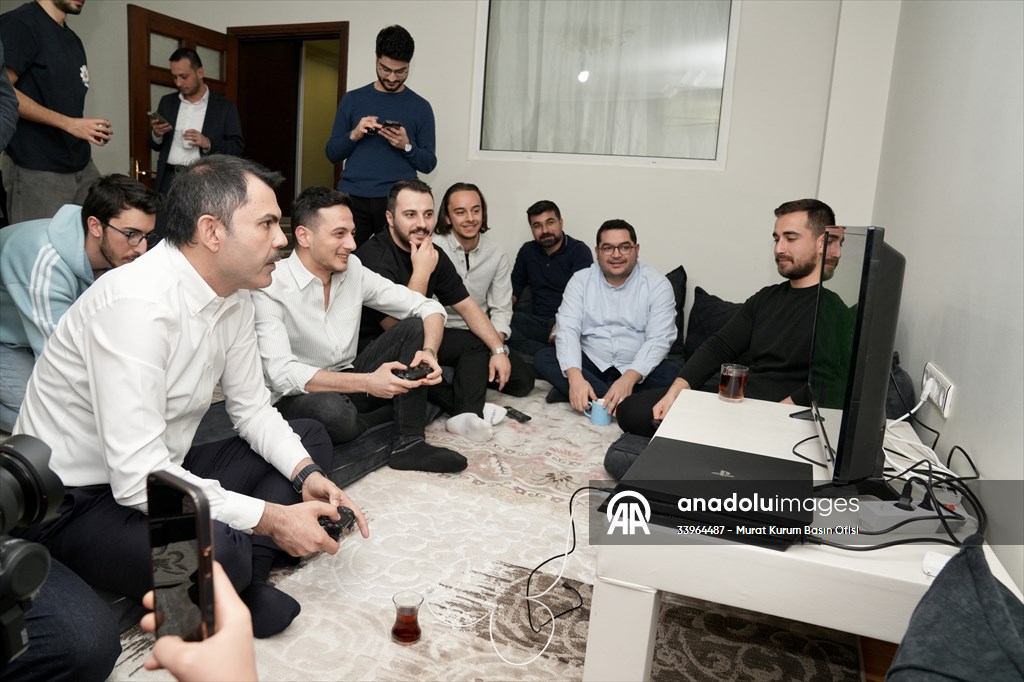 İBB Başkan adayı Kurum, gençlerle sahur yaptı