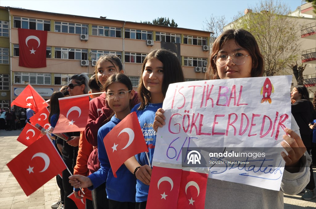 Türkiye'nin ilk astronotu Gezeravcı, mezun olduğu okulda öğrencilerle buluştu