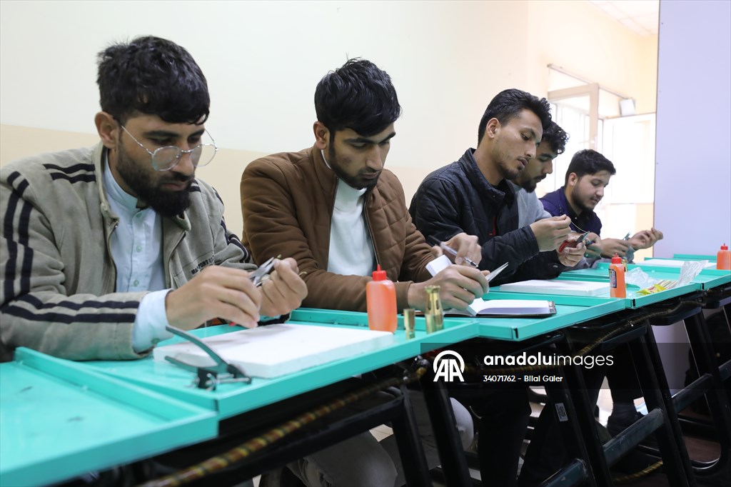 YEE, Afganistan'da işsiz gençlere yönelik takı tasarım ve kuyumculuk kursu düzenliyor