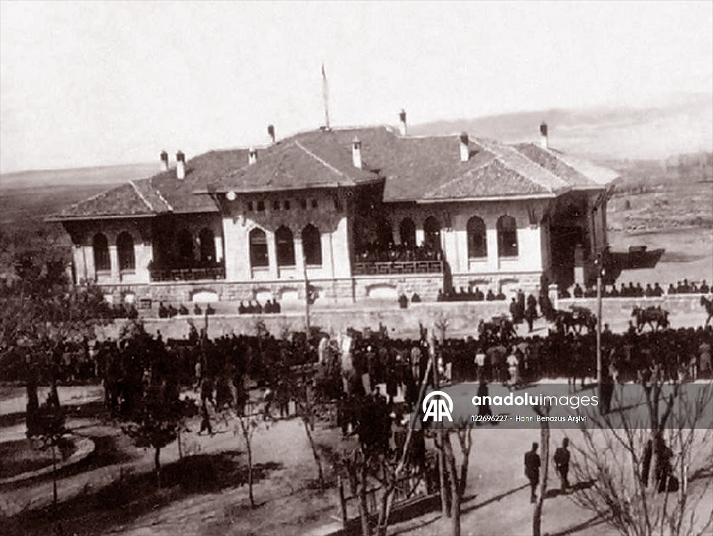 Mustafa Kemal Atatürk Meclisi açtı