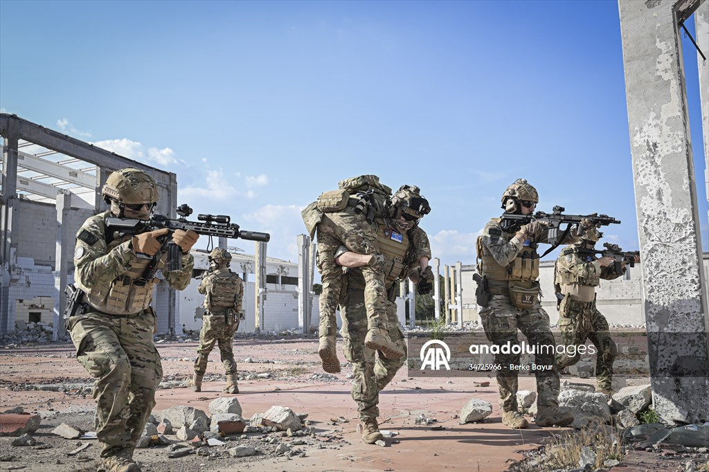 Airsoft tutkunları İzmir'de buluştu