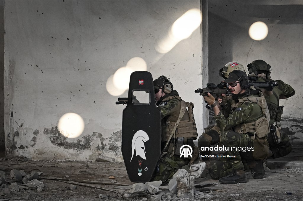 Airsoft tutkunları İzmir'de buluştu