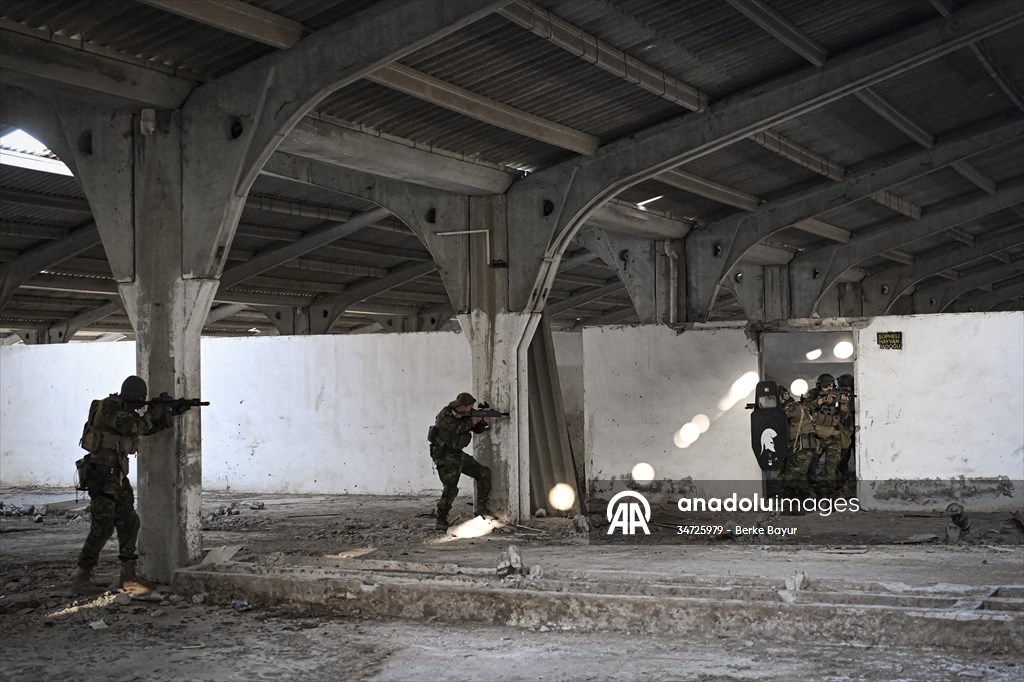 Airsoft tutkunları İzmir'de buluştu