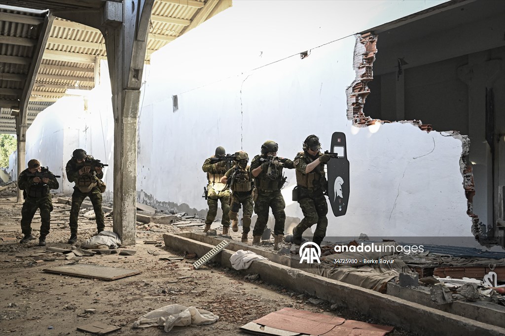 Airsoft tutkunları İzmir'de buluştu