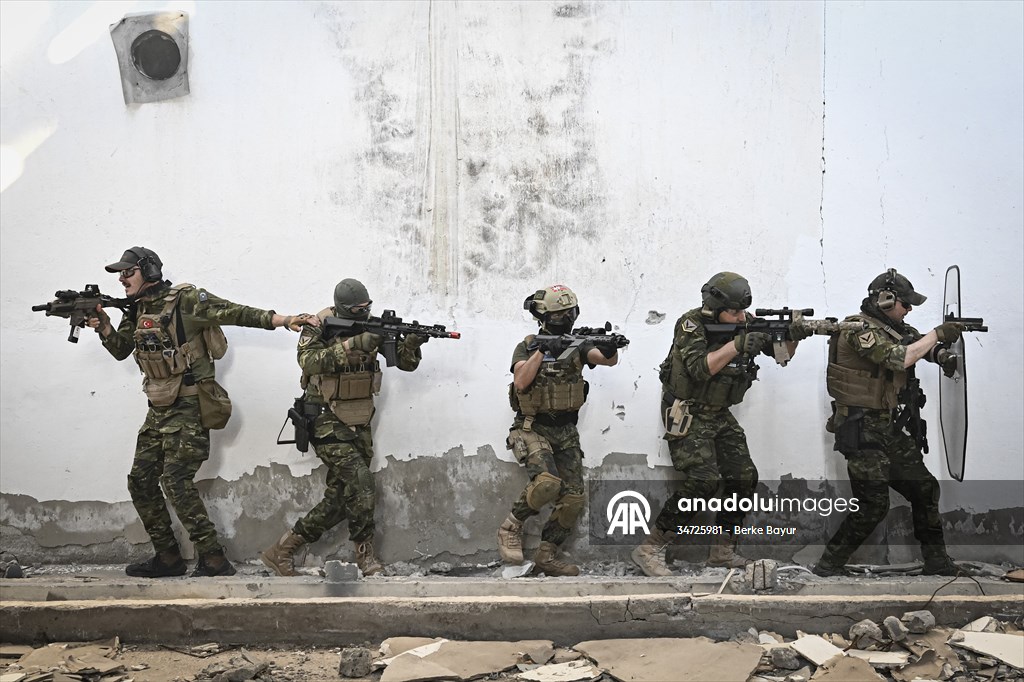 Airsoft tutkunları İzmir'de buluştu