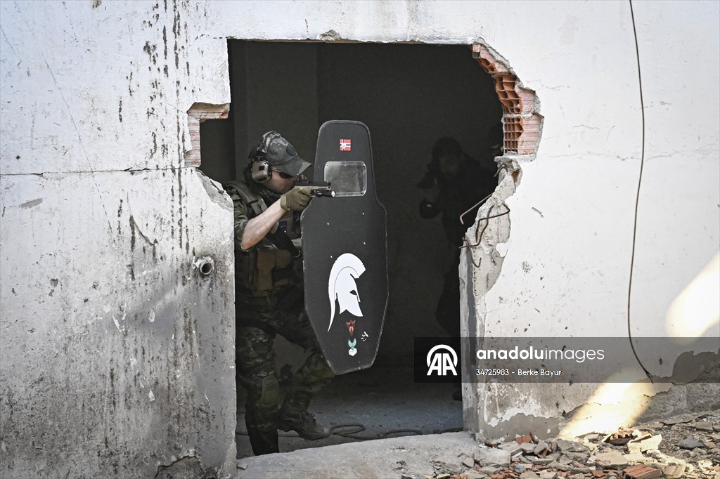 Airsoft tutkunları İzmir'de buluştu